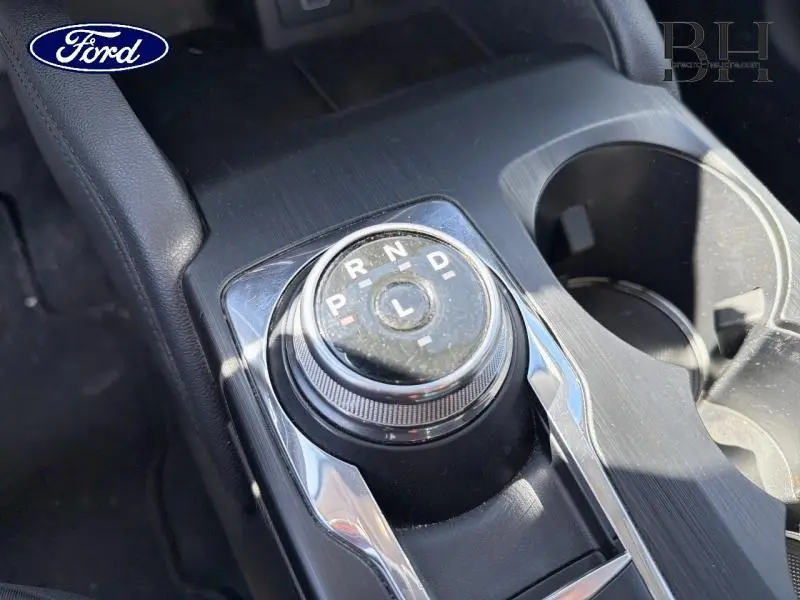 Gros plan sur la molette de sélection de la boîte automatique du Ford Kuga 2023, finition Titanium, intérieur noir.