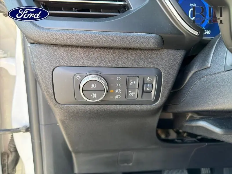 Détail du panneau de commandes d’éclairage côté gauche dans un Ford Kuga blanc Glacier 2023.