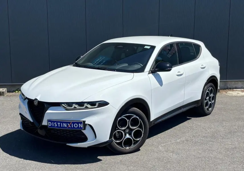 Alfa Romeo Tonale blanc en 3/4 avant droit, avec jantes alliage 18 pouces et rétroviseurs noirs.