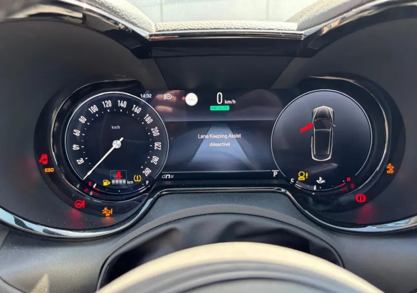 Vue rapprochée du combiné d'instruments digital de l'Alfa Romeo Tonale 2025, affichage noir avec alertes actives.