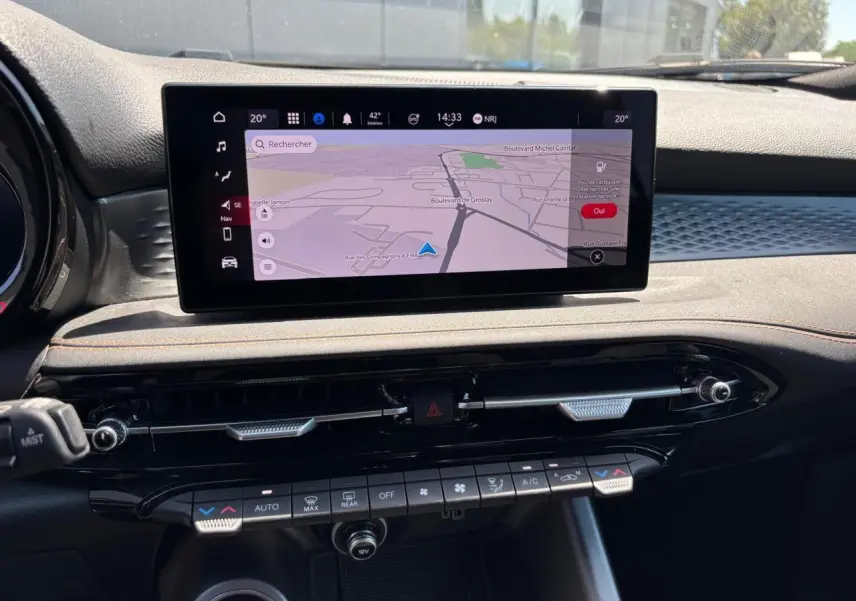 Vue intérieure centrée sur l’écran tactile 10,2'' du tableau de bord de l'Alfa Romeo Tonale blanc 2025.