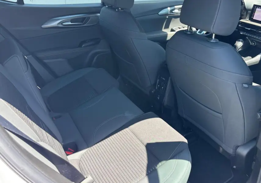 Vue intérieure arrière droite de l'Alfa Romeo Tonale blanc, sièges en cuir noir avec surpiqûres contrastées.