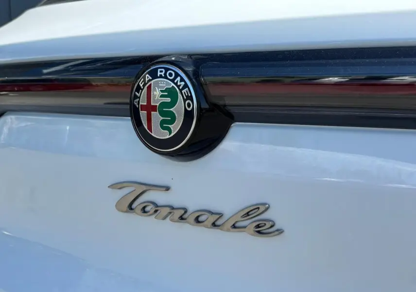 Gros plan sur l'arrière blanc d'une Alfa Romeo Tonale avec le logo et l'inscription Tonale en chrome.
