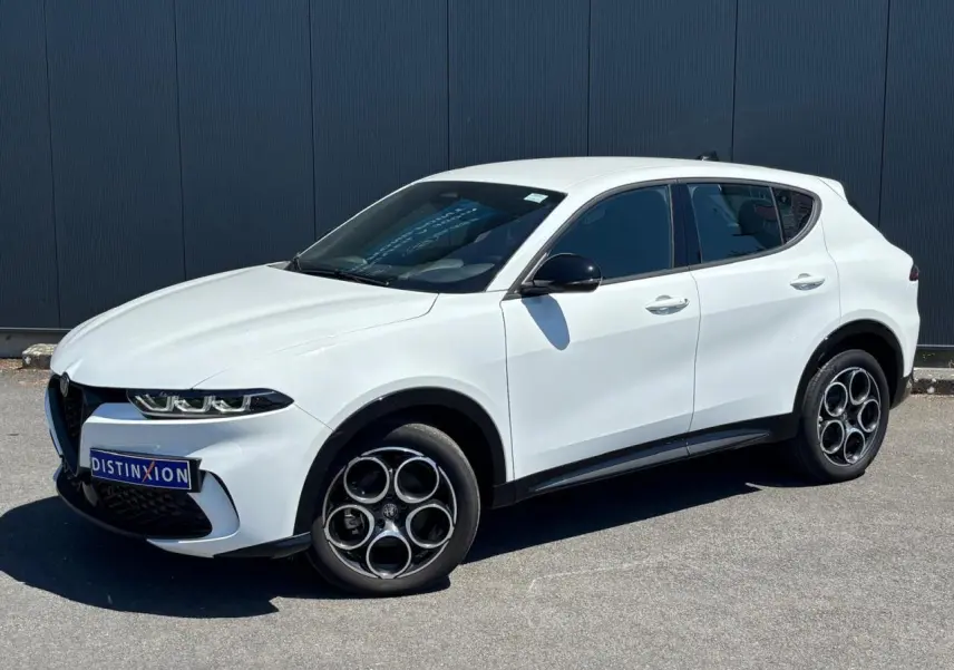 Alfa Romeo Tonale blanc en 3/4 avant droit, jantes alliage 18 pouces et rétroviseurs noirs contrastés.