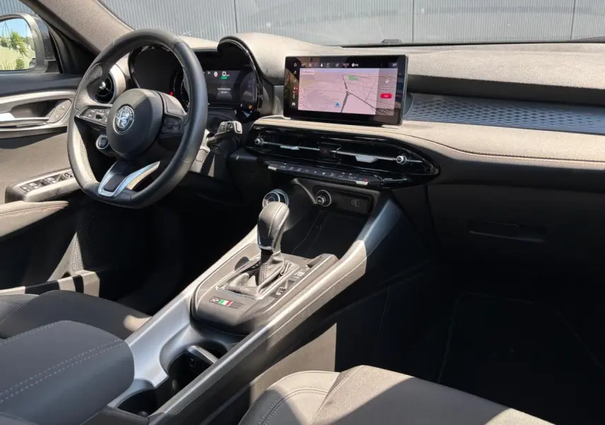 Intérieur de l'Alfa Romeo Tonale 1.5 Hybrid 130 Sprint vu côté conducteur, avec tableau de bord digital et écran tactile.