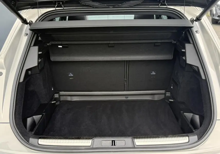 Coffre ouvert vu de l'arrière du DS7 Cristal Pearl 2025, montrant un espace de rangement propre et bien fini.