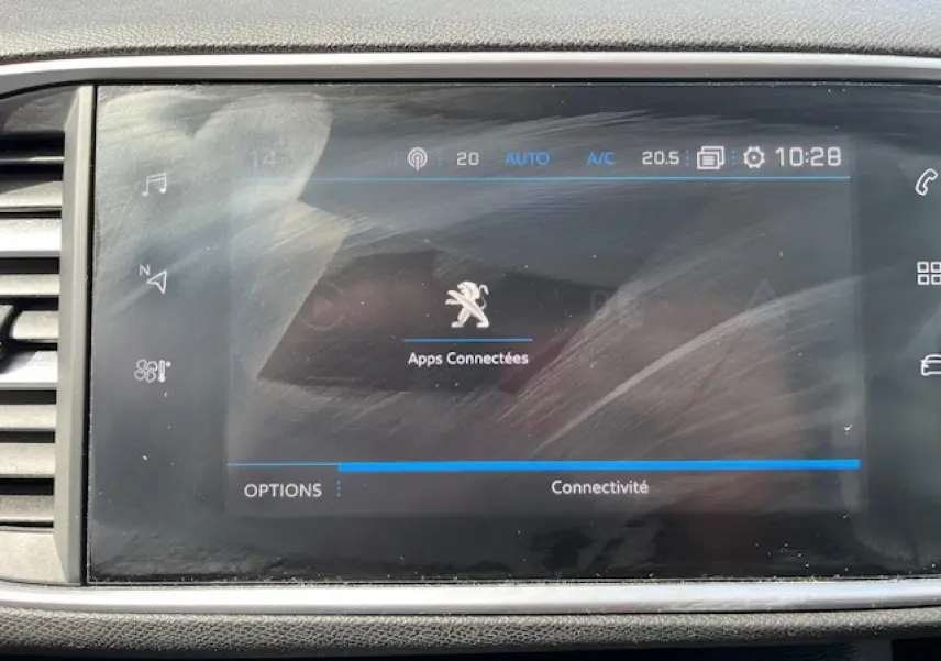 Écran tactile central de la Peugeot 308 gris clair, affichant le menu "Apps Connectées" en intérieur.