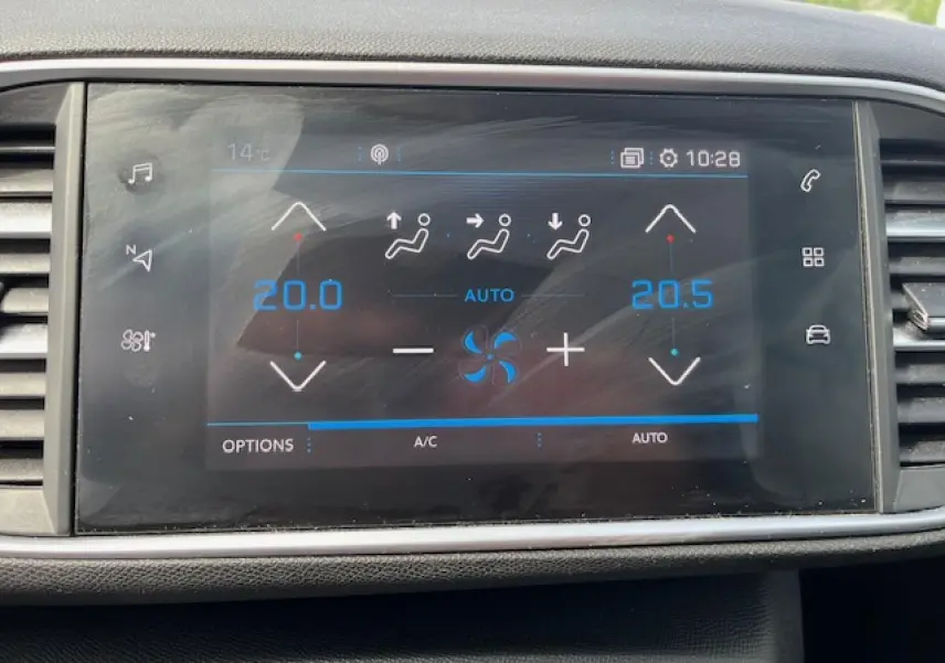 Écran tactile central du Peugeot 308 gris clair montrant le réglage automatique bi-zone de la climatisation à 20°C et 20,5°C.