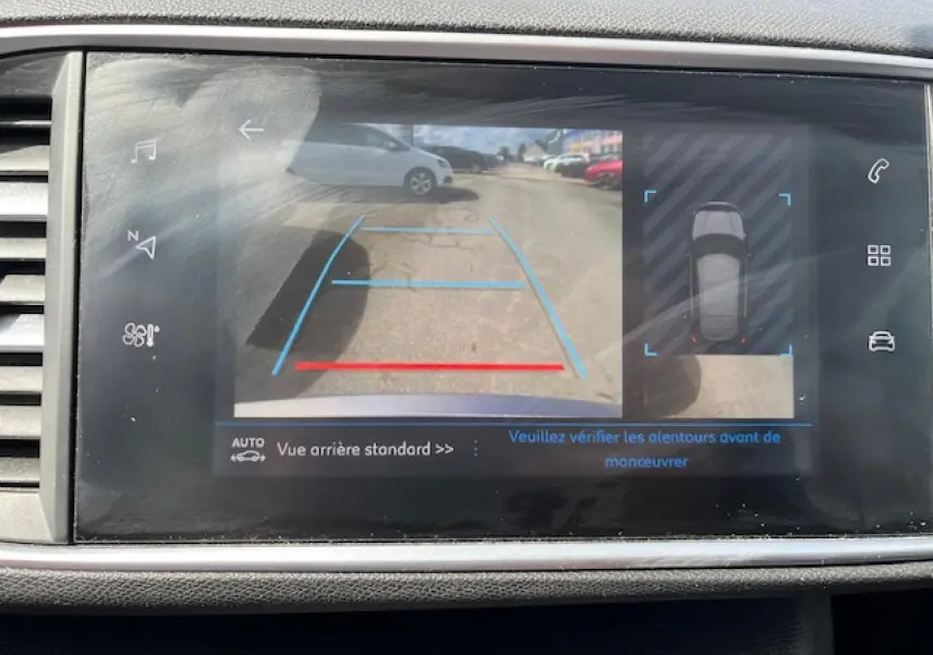 Écran tactile de la Peugeot 308 gris clair montrant la caméra de recul avec guidage et vue 360° arrière.