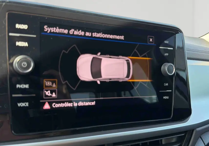 Écran tactile intérieur affichant le système d'aide au stationnement du Volkswagen T-Roc 2.0 TDI noir, vue rapprochée.