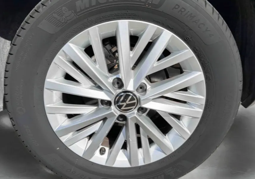 Gros plan sur la jante alliage 16'' Chester argentée du Volkswagen T-Roc noir, mettant en valeur le logo VW central.