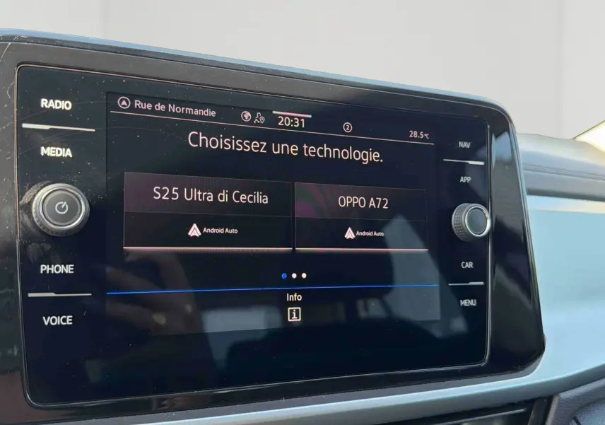 Écran tactile central du Volkswagen T-Roc 2025 affichant le menu de sélection Android Auto, intérieur gris.