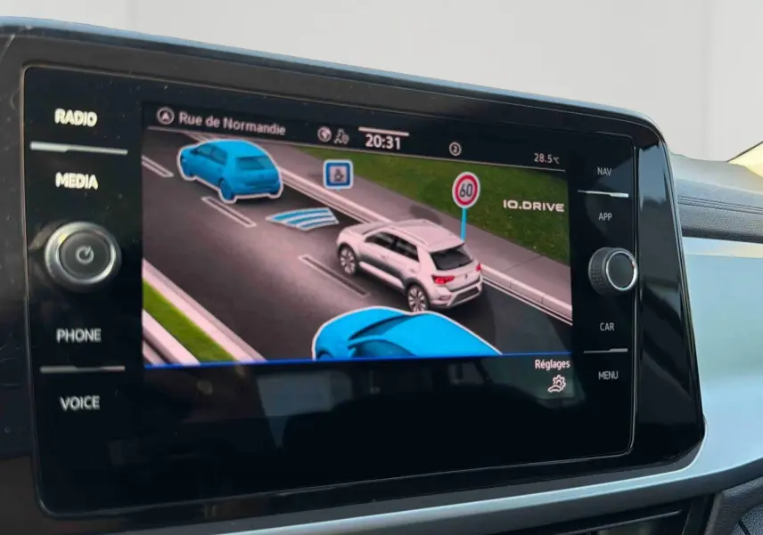 Écran tactile du système de navigation du Volkswagen T-Roc affichant l’assistance IQ.DRIVE en conduite semi-autonome.