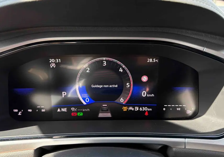 Combiné d'instruments digital du Volkswagen T-Roc 2025 affichant la vitesse, température et aides à la conduite.
