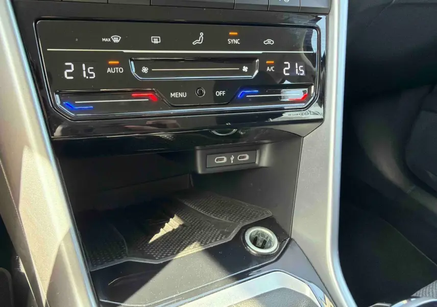 Détail de la console centrale du Volkswagen T-Roc 2025 avec climatisation tactile bi-zone et ports USB-C visibles.