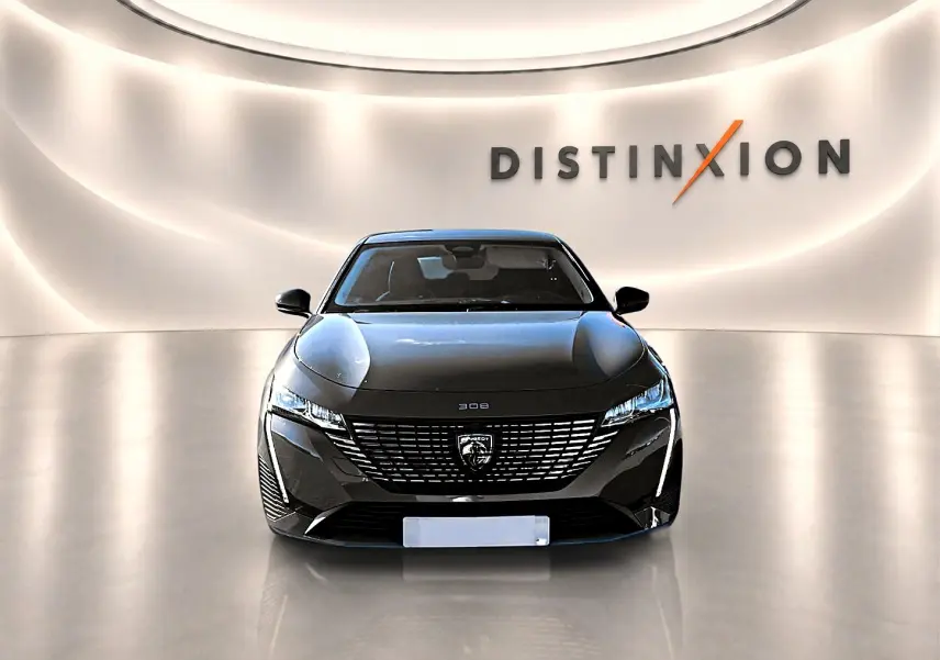 Vue de face d'une Peugeot 308 gris selenium 2025 avec calandre distinctive et phares LED, sur fond lumineux "Distinxion".