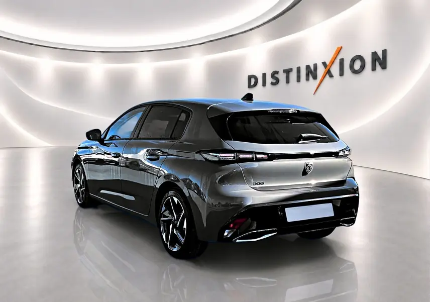 Peugeot 308 gris selenium vue 3/4 arrière droit en intérieur avec jantes alu et feux arrière LED distinctifs.