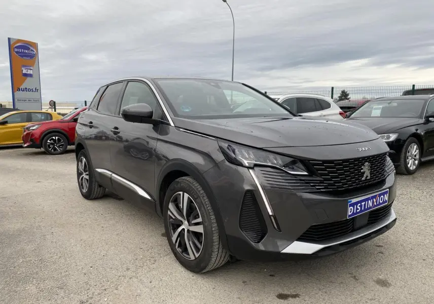 Peugeot 3008 gris platinium vue 3/4 avant droit, avec calandre noire et feux LED verticaux distinctifs.