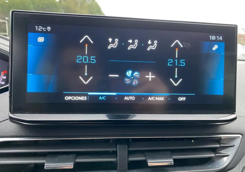 Écran tactile central du Peugeot 3008 gris platinium de 2021 affichant la climatisation automatique à 21,5°C.