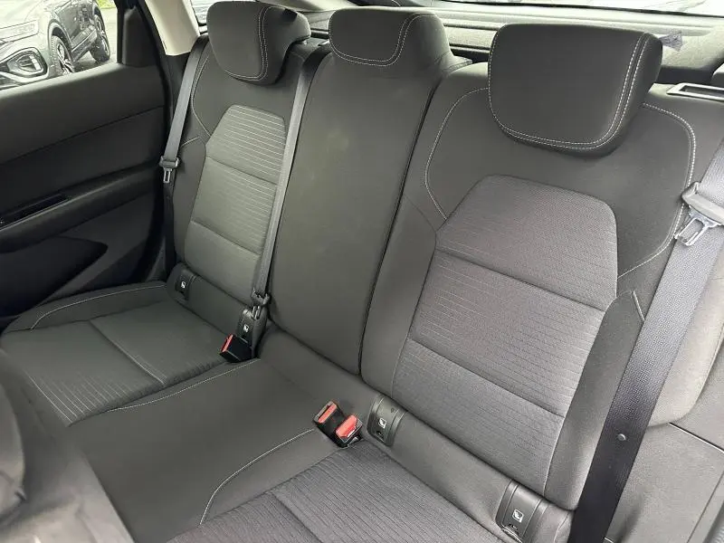 Vue intérieure des sièges arrière noirs du Renault Arkana 2025, montrant les appuie-têtes et ceintures de sécurité.