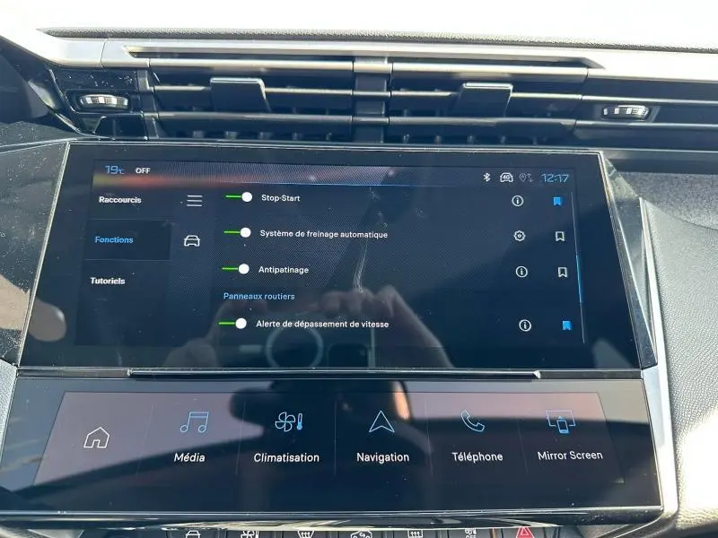 Vue rapprochée de l’écran tactile central de la Peugeot 308 2025 affichant les réglages d’aides à la conduite.