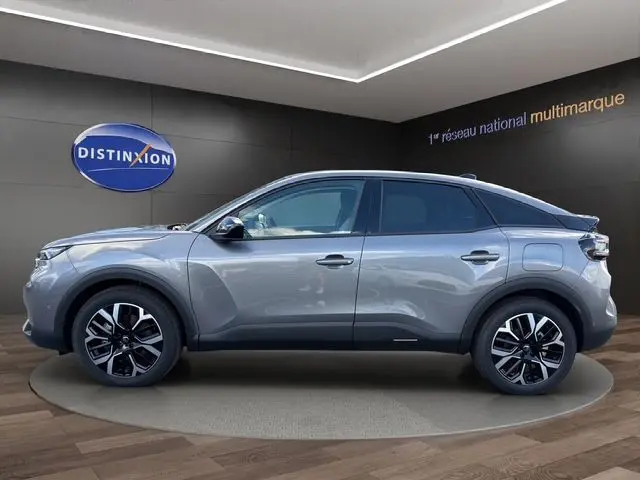 Profil droit d'une Citroën C4 Hybrid 145 e-DCS6 Max gris Mercury, avec jantes alliage 18 pouces et vitres surteintées.