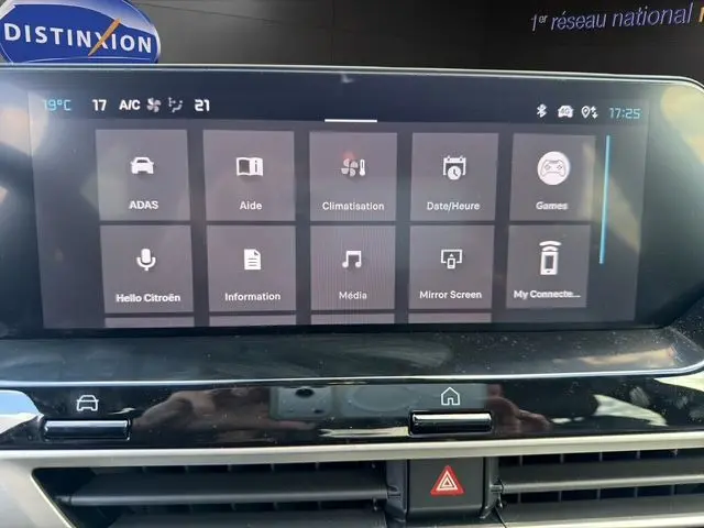 Écran tactile central 10 pouces du Citroën C4 gris Mercury, affichant le menu principal avec icônes fonctionnelles.