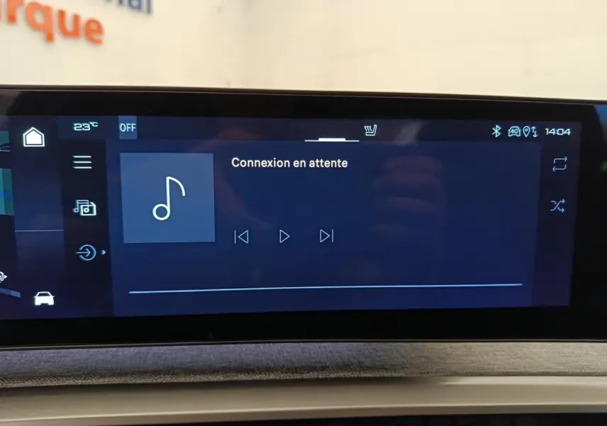 Écran tactile central du tableau de bord du Peugeot 3008 bleu, affichant une interface multimédia en attente de connexion.