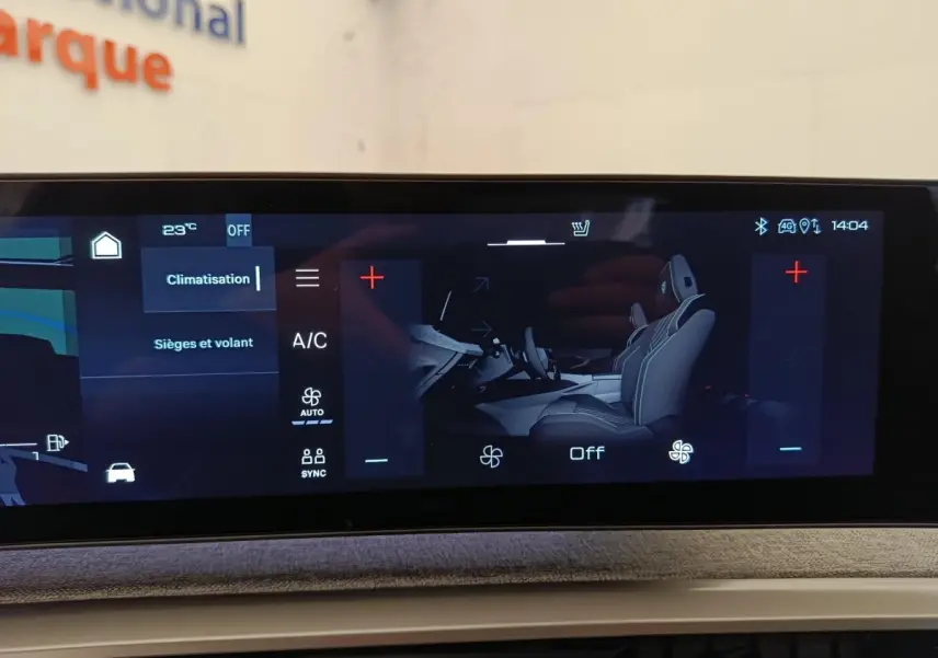 Écran tactile central du Peugeot 3008 bleu 2025 affichant les réglages climatisation et sièges chauffants.