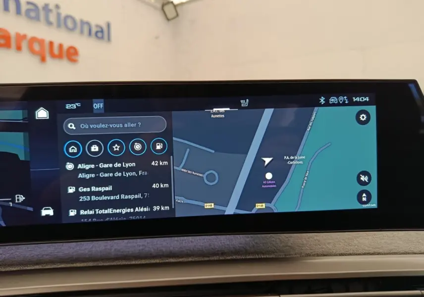 Écran tactile central du tableau de bord du Peugeot 3008 bleu, affichant la navigation GPS en vue paysage.