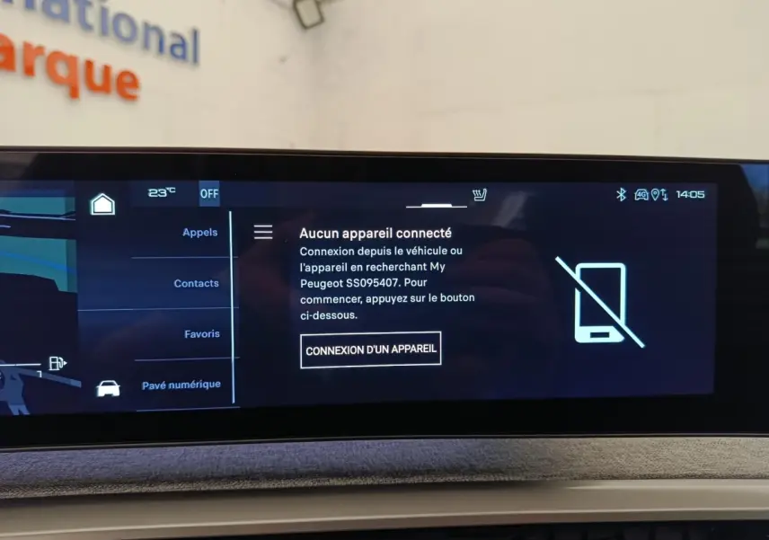 Écran tactile central du Peugeot 3008 1.2 Hybrid 136 GT affichant la connexion d’appareil non établie.