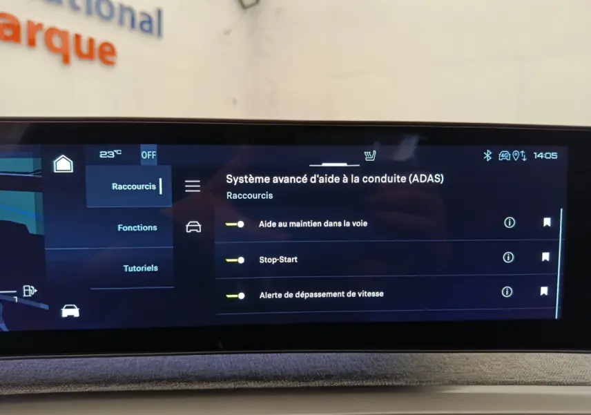 Écran tactile central du Peugeot 3008 bleu, affichant les aides à la conduite avancées en intérieur.
