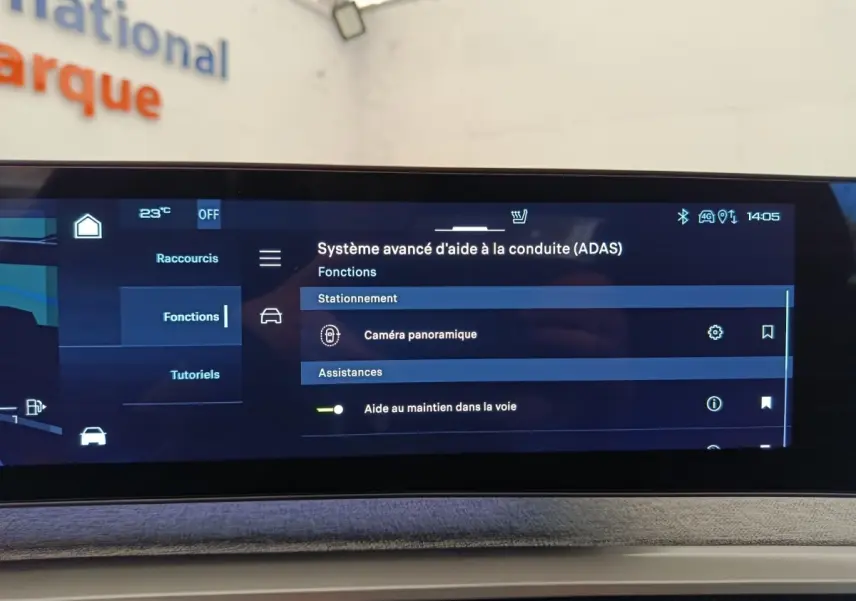 Écran tactile central du Peugeot 3008 2025 affichant le système avancé d’aide à la conduite (ADAS).