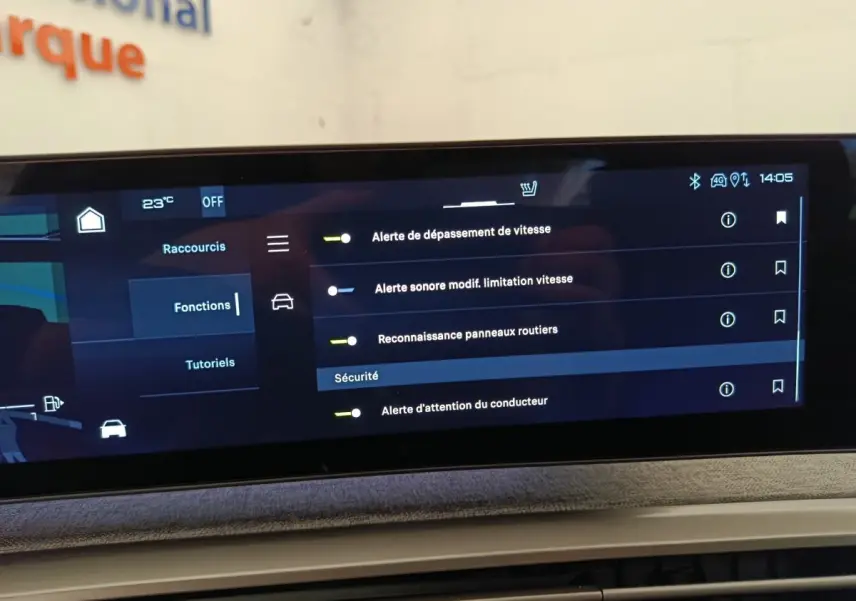 Écran tactile central affichant les options de sécurité du Peugeot 3008 1.2 Hybrid GT, intérieur moderne.