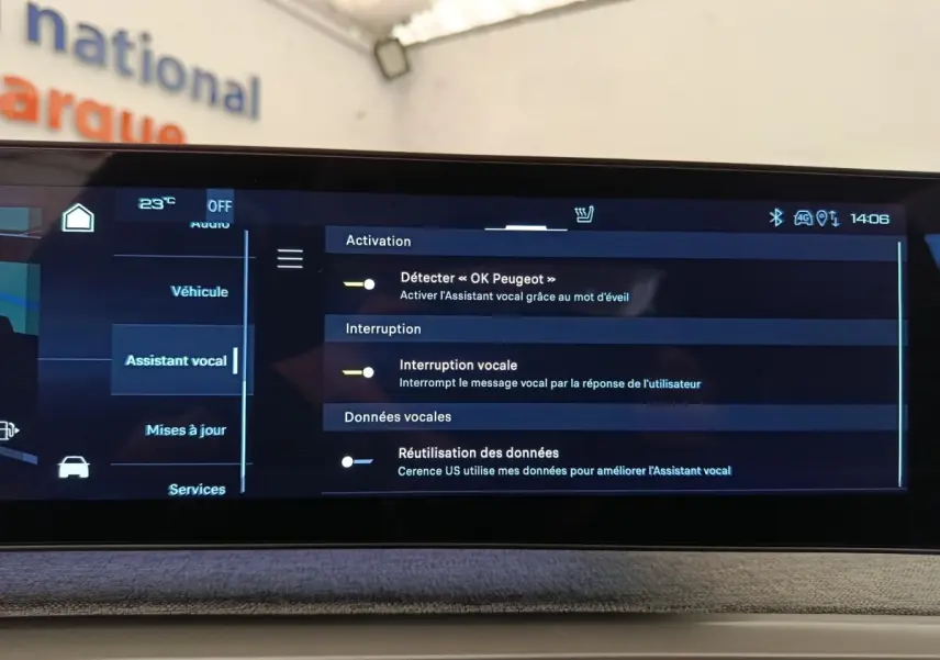 Écran tactile central du Peugeot 3008 1.2 Hybrid 136 GT affichant les réglages de l’assistant vocal.