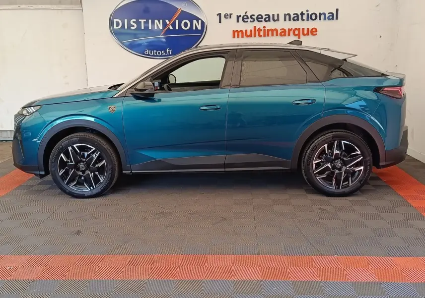 Vue de profil côté gauche d’un Peugeot 3008 hybride bleu 2025 avec jantes alliage noires et toit noir.
