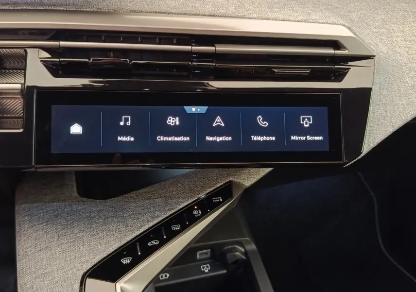 Écran tactile central affichant les menus multimédia, climatisation et navigation dans l’habitacle du Peugeot 3008 bleu.