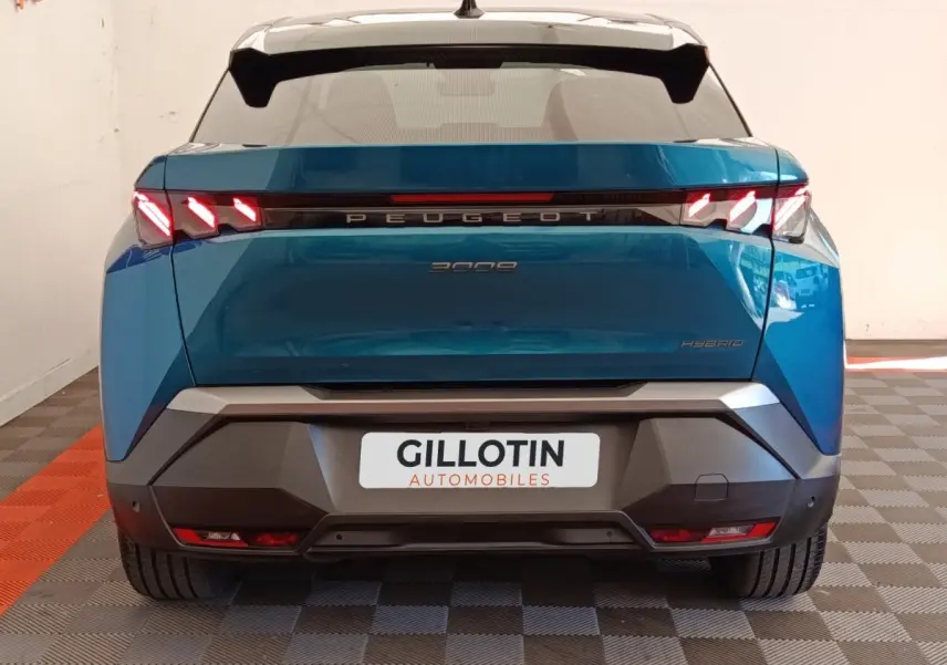 Vue arrière du Peugeot 3008 hybride bleu 2025 avec feux LED distinctifs et logo centré sur le hayon.