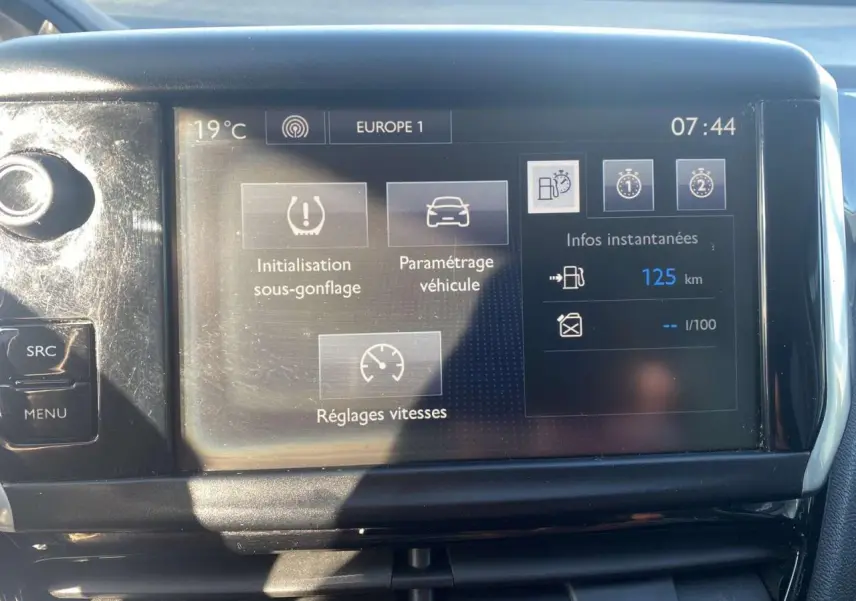 Écran tactile central de la Peugeot 208 1.0i Active+ 2016 affichant les réglages du véhicule et la température extérieure.