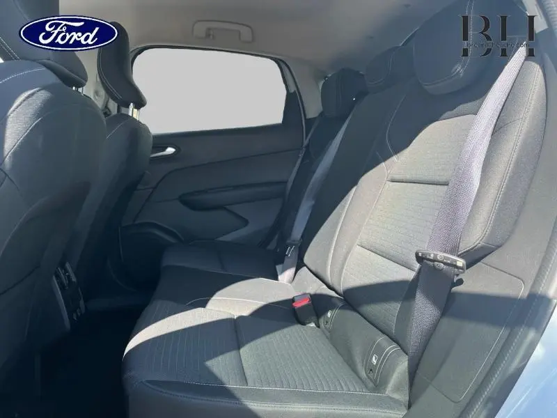 Vue intérieure côté droit des sièges arrière en tissu noir du Renault Arkana blanc perle 2022, avec ceintures de sécurité visibles.