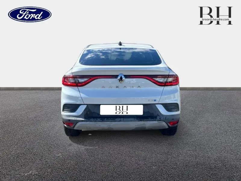 Vue arrière d'une Renault Arkana blanc perle 2022 avec feux LED reliés et lunette arrière surteintée.