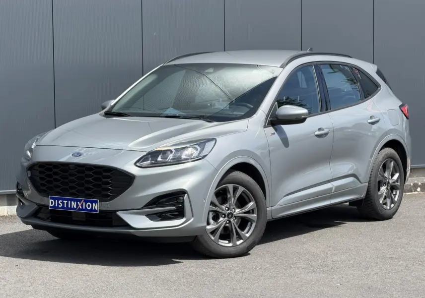 Ford Kuga gris Solar en 3/4 avant droit, avec jantes alliage et calandre noire distinctive ST-Line.