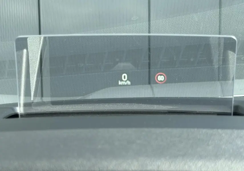 Affichage tête haute HUD montrant la vitesse 0 km/h et une limitation à 60 km/h dans un Ford Kuga 2023.