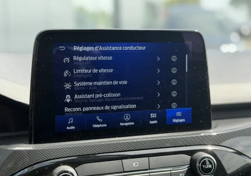 Écran tactile central affichant les réglages d’assistance conducteur dans un Ford Kuga 2023, intérieur gris.