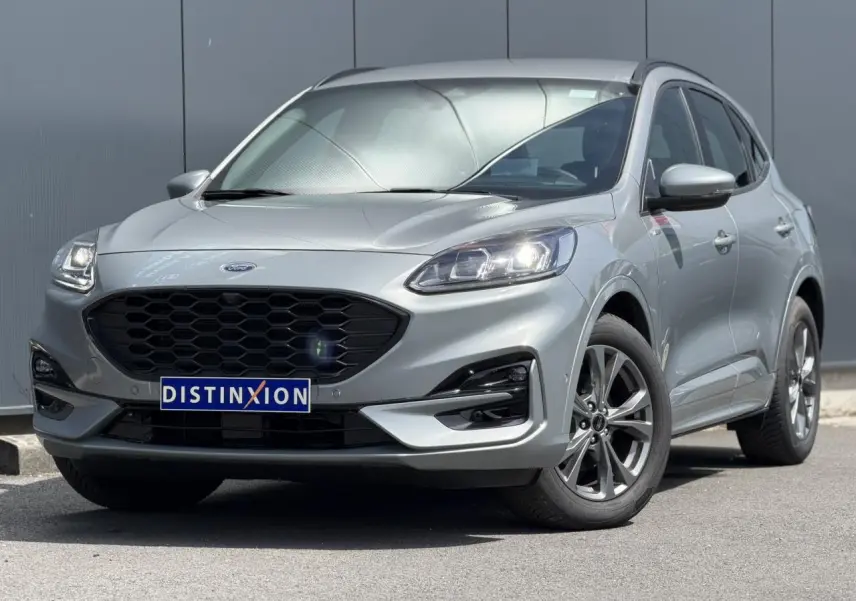 Vue 3/4 avant droit d'un Ford Kuga 2023 gris Solar avec calandre noire et jantes alliage 18 pouces finition ST-Line.