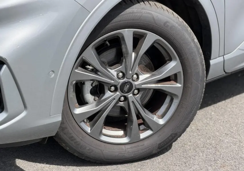 Gros plan sur la roue avant gauche gris Solar du Ford Kuga 2023 avec jante alliage 18 pouces ST-Line.