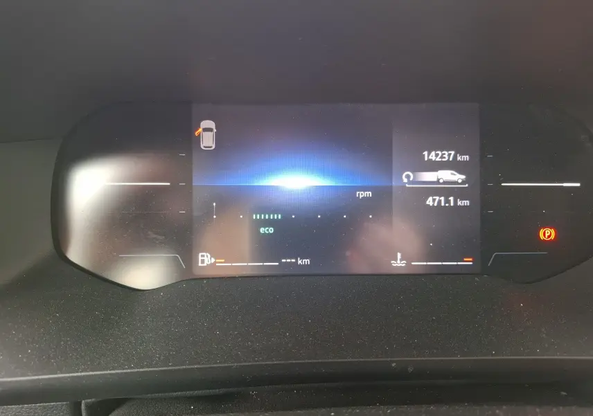 Tableau de bord numérique du Renault Kangoo Pro 2025 affichant 14 237 km et indicateur de porte ouverte.