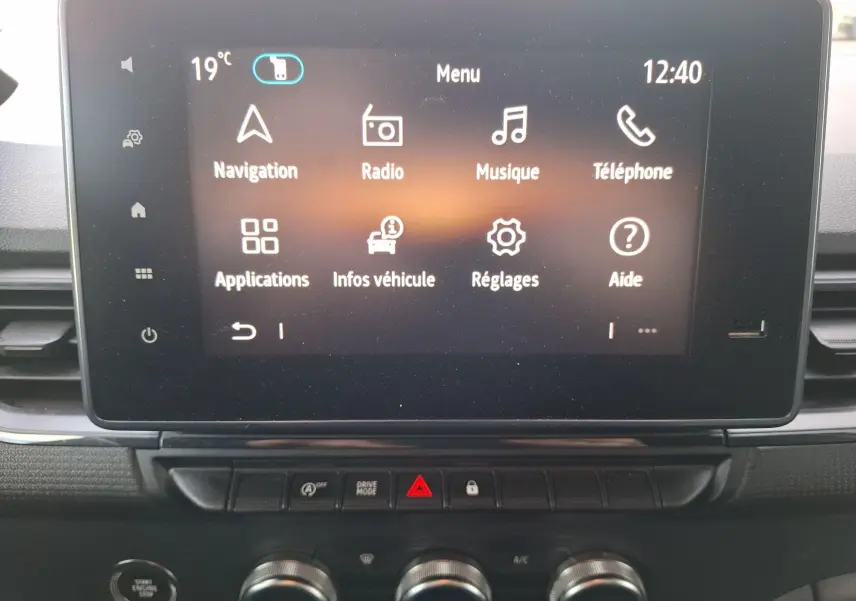Écran tactile central du Renault Kangoo Pro 2025 affichant le menu principal avec navigation et réglages.