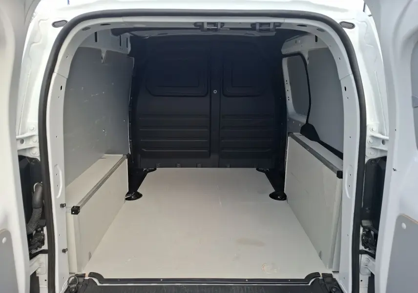 Vue arrière ouverte du Renault Kangoo Pro blanc montrant l'espace de chargement vide et les parois latérales grises.