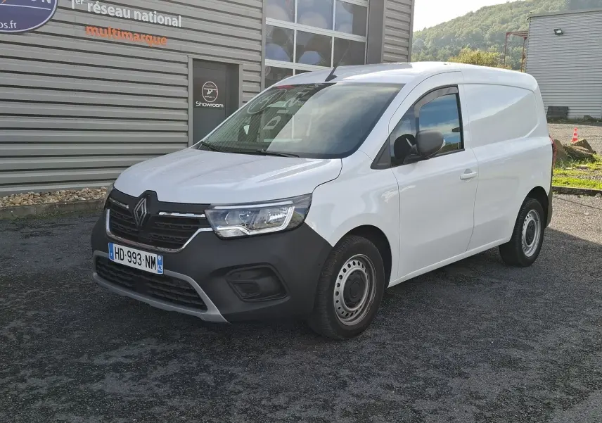 Renault Kangoo Pro blanc en 3/4 avant droit, fourgon utilitaire avec pare-chocs noir et jantes acier.